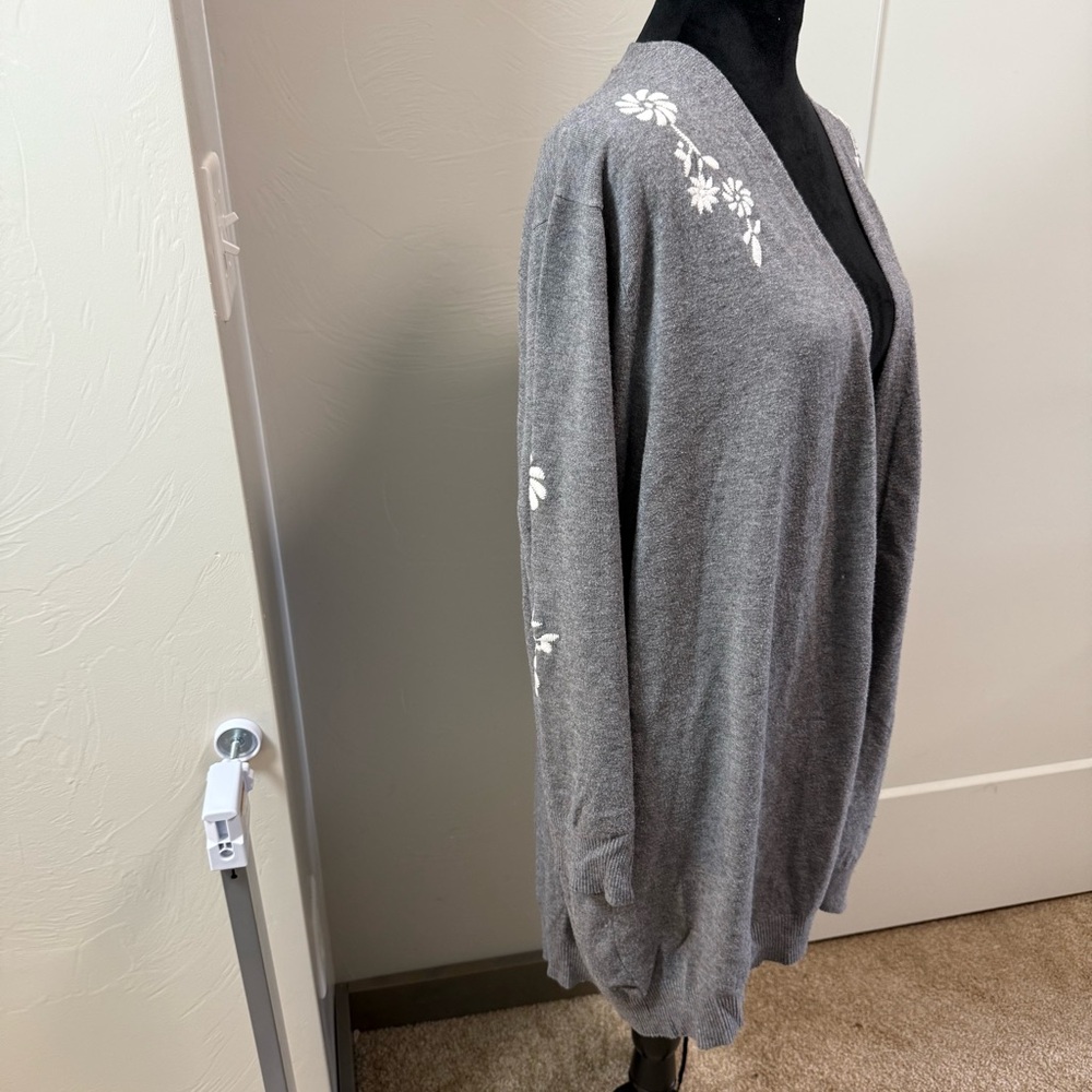Aaeda Open Front Cardigan Sweater Grey White Floral Embroidery Soft Knit Neutral - Picture 4 of 9